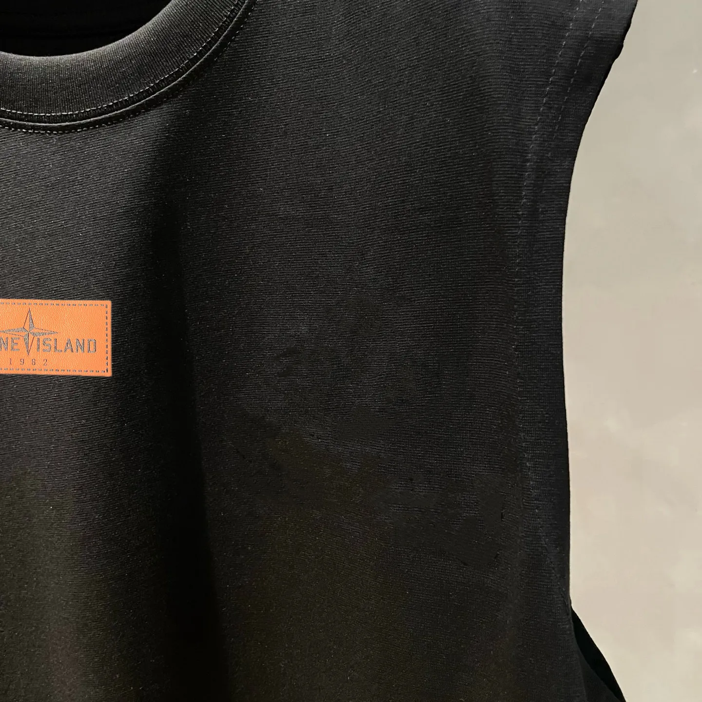 P150 Stone Island new summer sleeveless vest is now online👏! The iconic brand leather logo on the chest is simple and elegant😍! 220g pure cotton fabric, comfortable and breathable👍. It’s simply a must-have item for summer✨! Color: black, white Size: S～XL. Please report your height and weight when placing an order in the loose version
